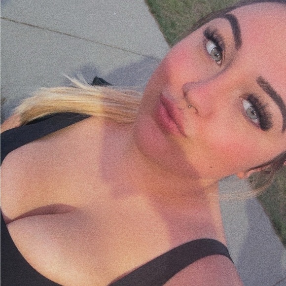 Meet your Posher, Madi - Picture 3 of 7